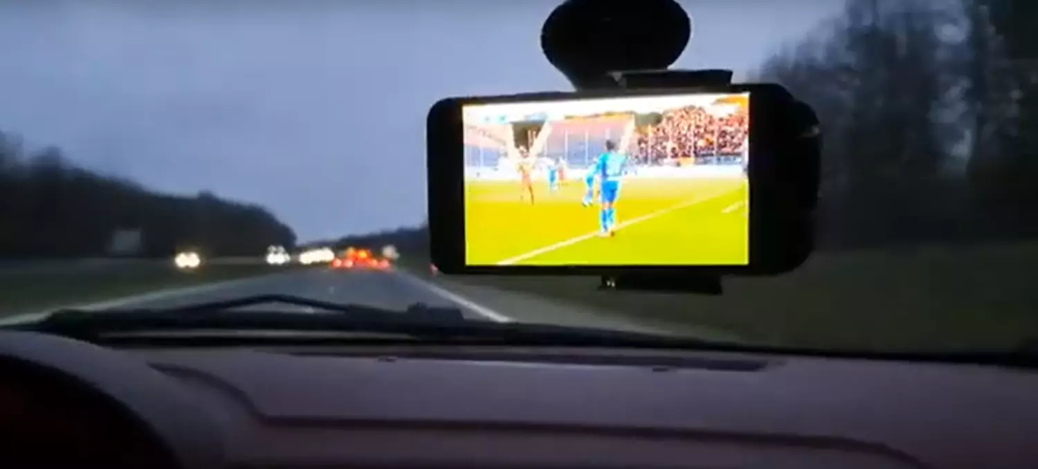 Czy można oglądać mecz podczas jazdy samochodem?