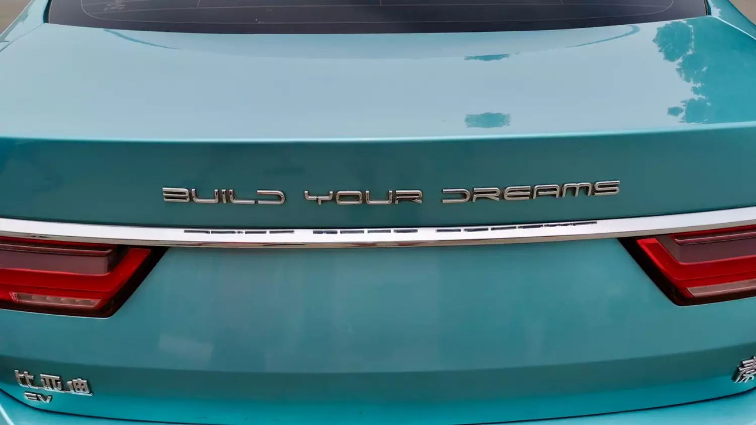Skrót nazwy chińskiego potentata, koncernu BYD, jest  rozwijany, również w postaci napisów na nadwoziach aut, jako hasło: "Build Your Dreams" czyli  buduj swoje marzenia. Fot. Adam Rymont