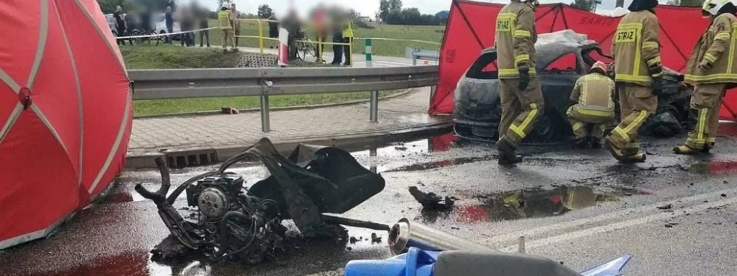 Koszmar polskich dróg. Śmierć trzech nastolatków w BMW.  Opel spłonął po zderzeniu z motocyklem. Trzy osoby, w tym dziecko  nie żyją