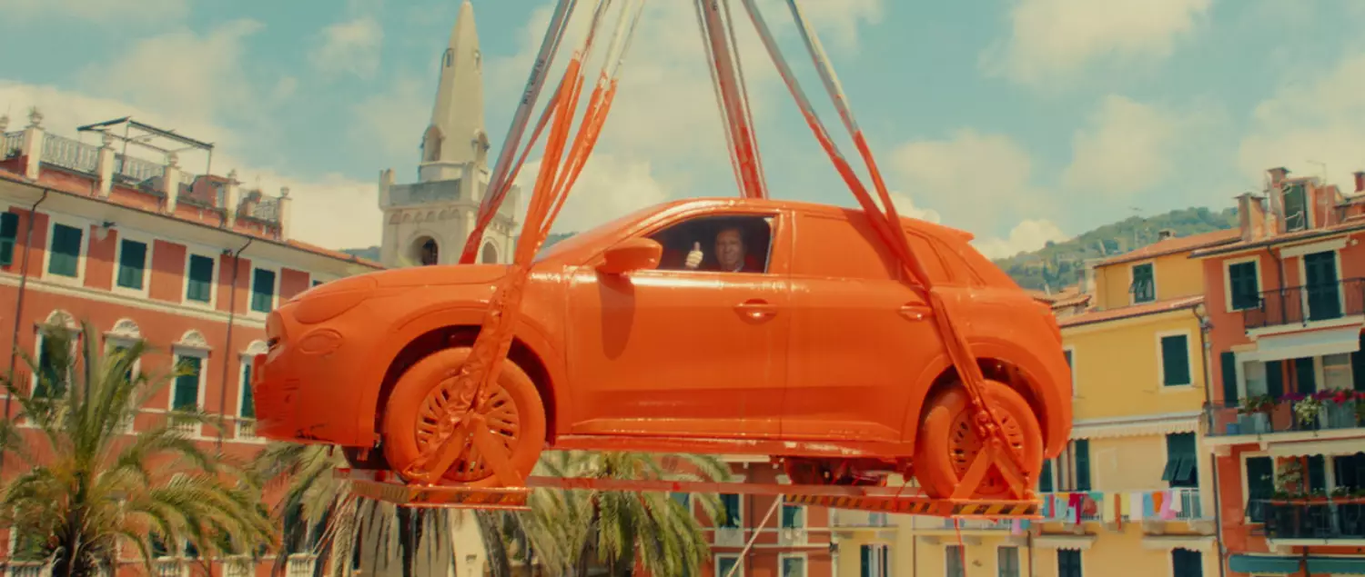 Zanurzyli samochód w pomarańczowej farbie...