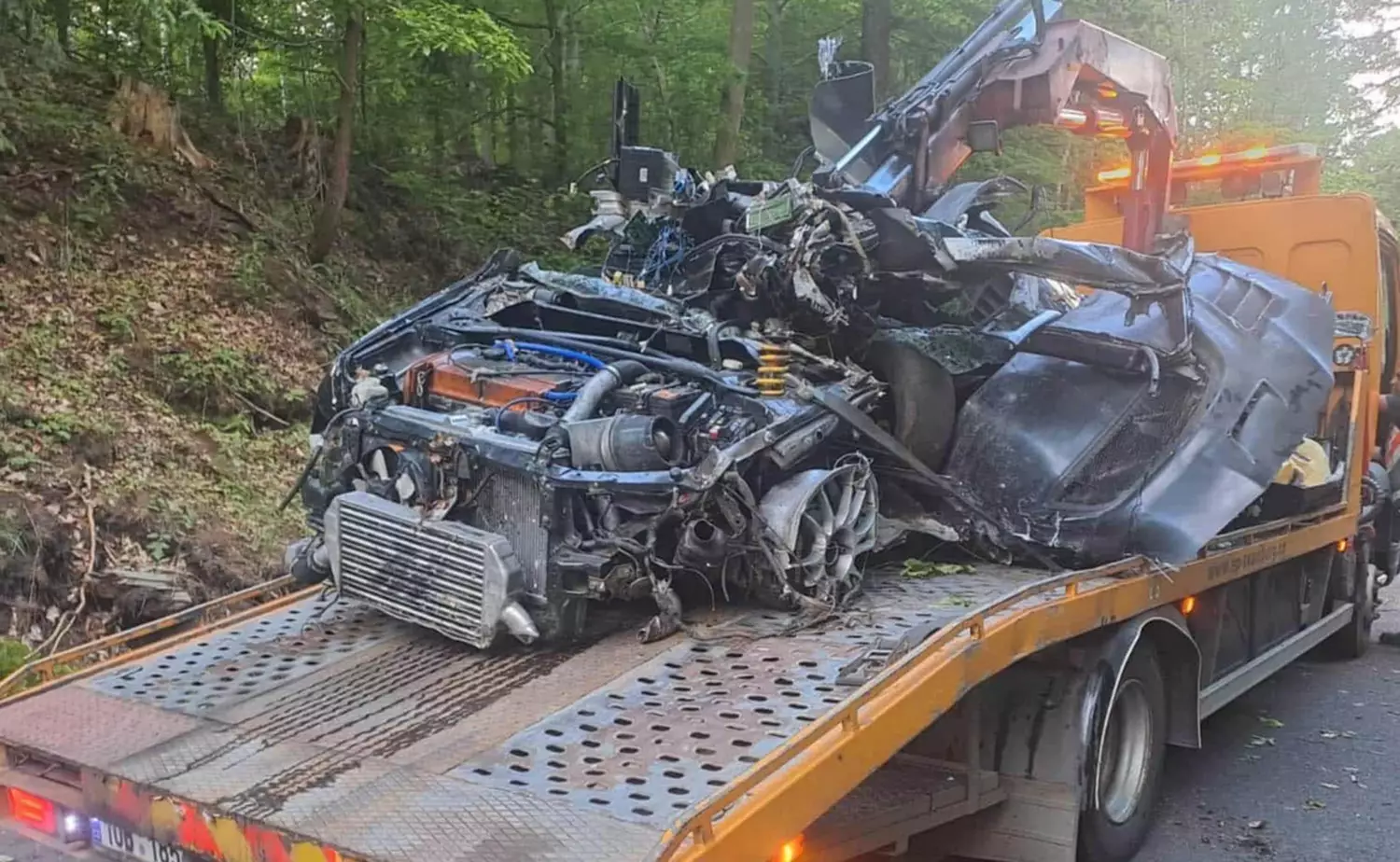 Mitsubishi rozpadło się na drzewie