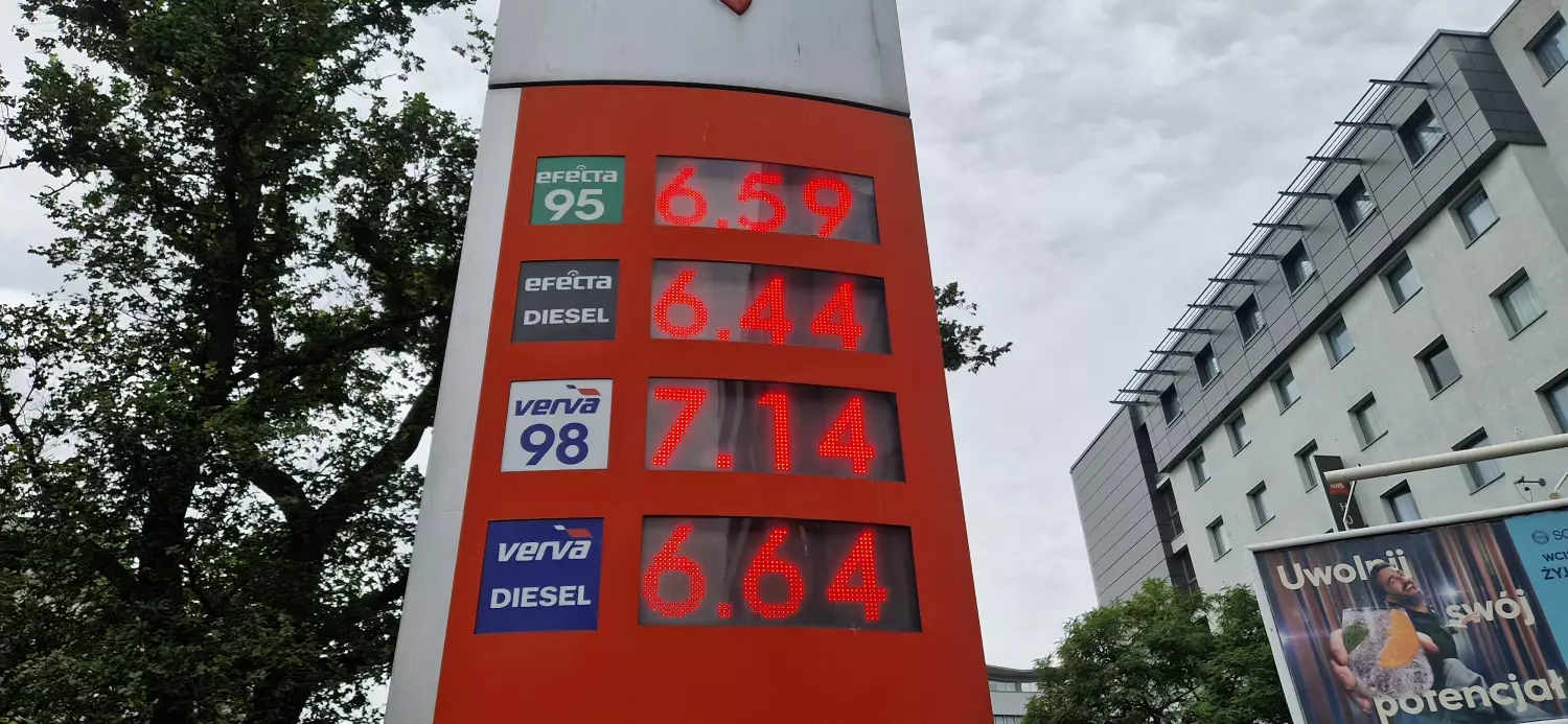 Benzyna powinna kosztować 440 zł za litr