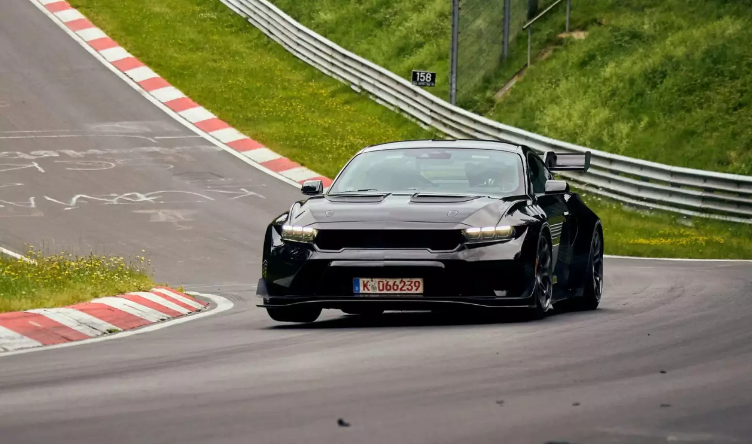 Ford Mustang GTD był pierwszym samochodem wśród modeli amerykańskich marek, który pokonał okrążenie Nürburgringu w czasie poniżej siedmiu minut.