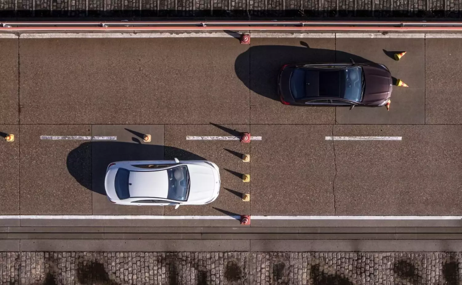 Biały Mercedes z oryginalnymi klockami hmulcowymi