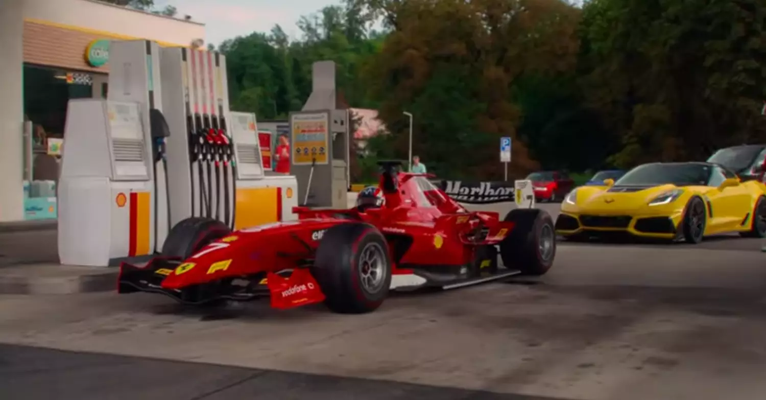 Wyścigówce towarzyszowało żółte Corvette.. Fot. screen z filmu