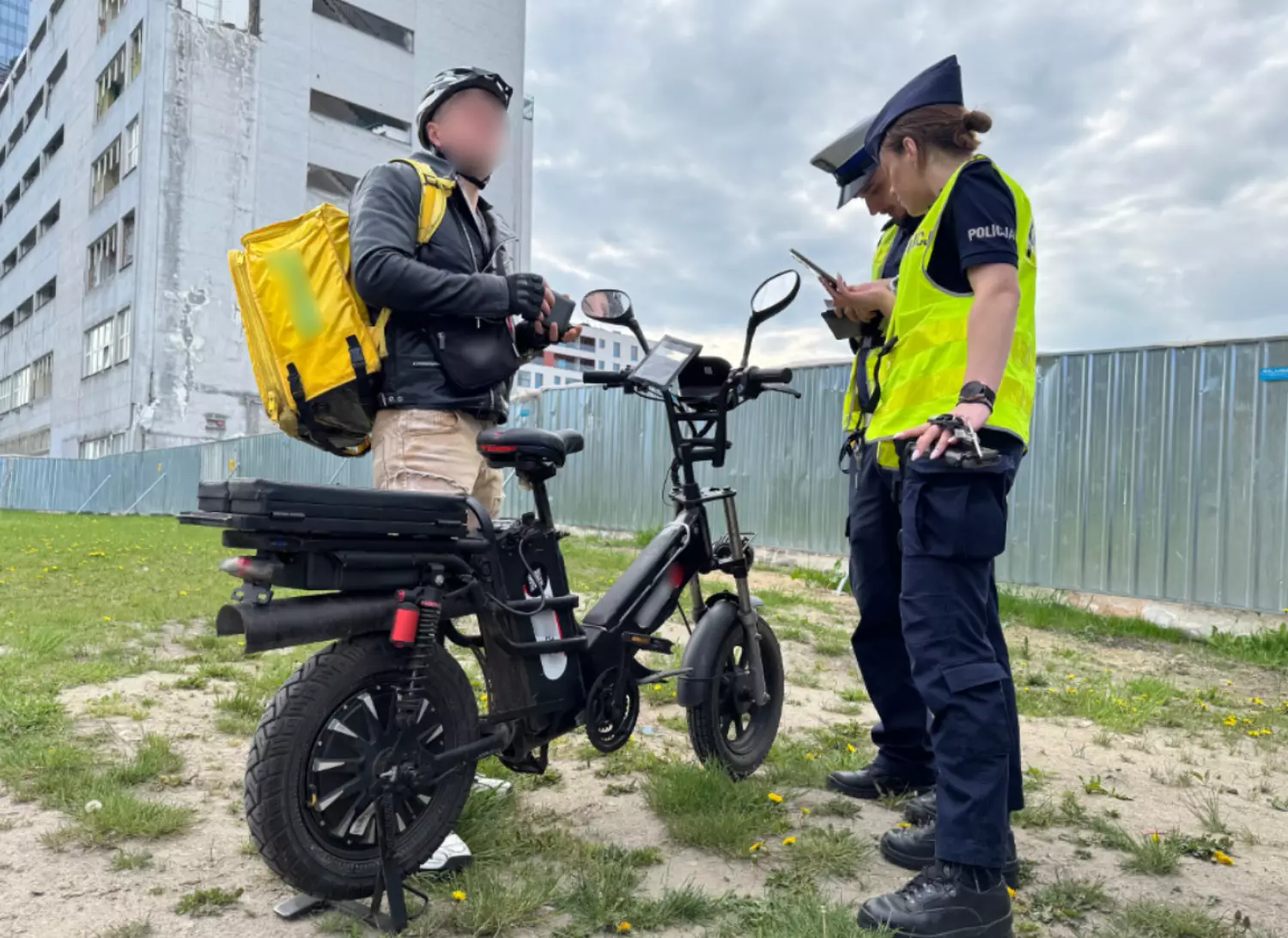 obowiązujących przepisów, co stwarza zagrożenie dla innych uczestników ruchu drogowego. Policjanci skontrolowali 52 pojazdy, z których 4 nie zostały dopuszczone do dalszego ruchu, nałożyli też na kierujących 19 mandatów. Fot. policja
