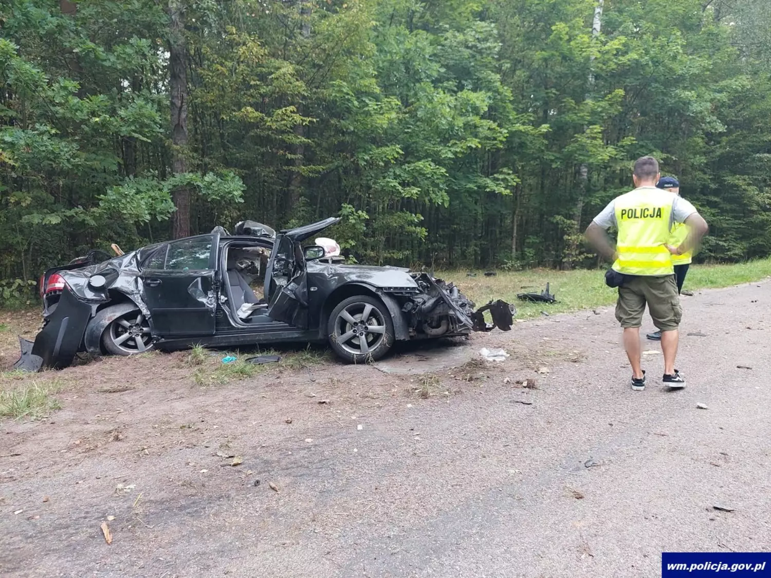 Śmierć dwóch 21-latków. Saab rozpadł się na drzewie