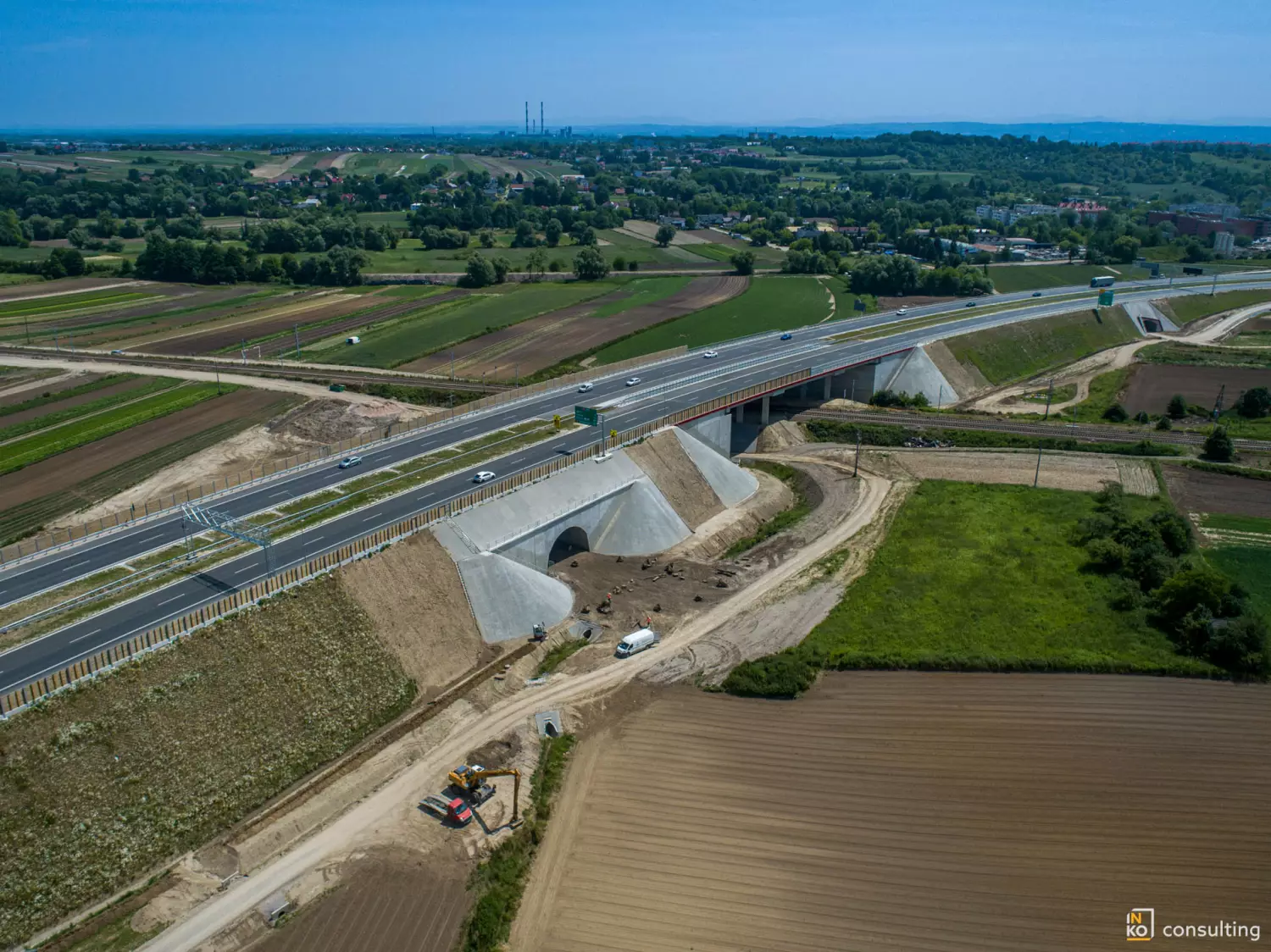 Trasa S7 w Zastowie biegnąca nad torami kolejowymi, w tle Nowa Huta i Beskidy