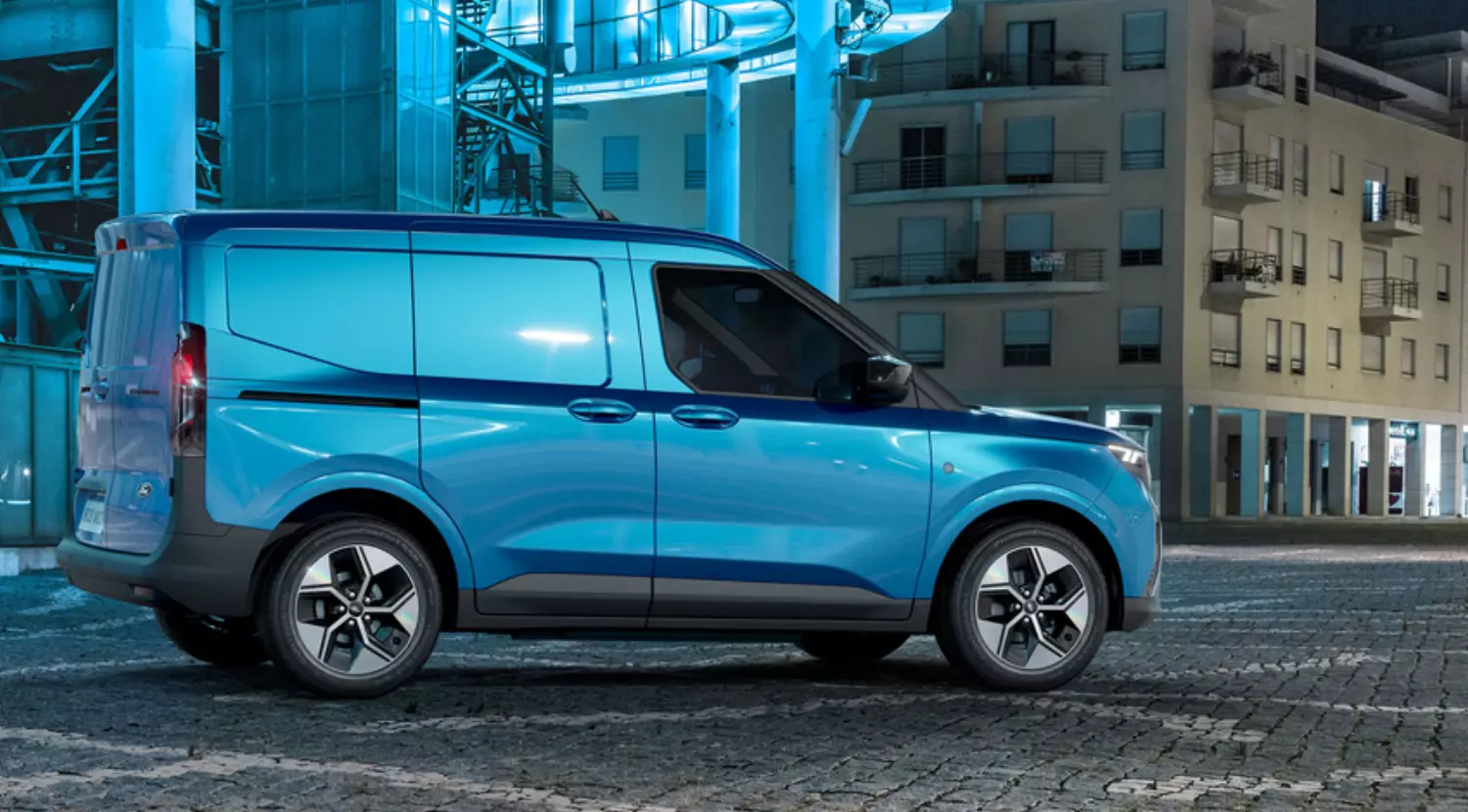 Nowy Ford Transit Courier. Spalinowy
