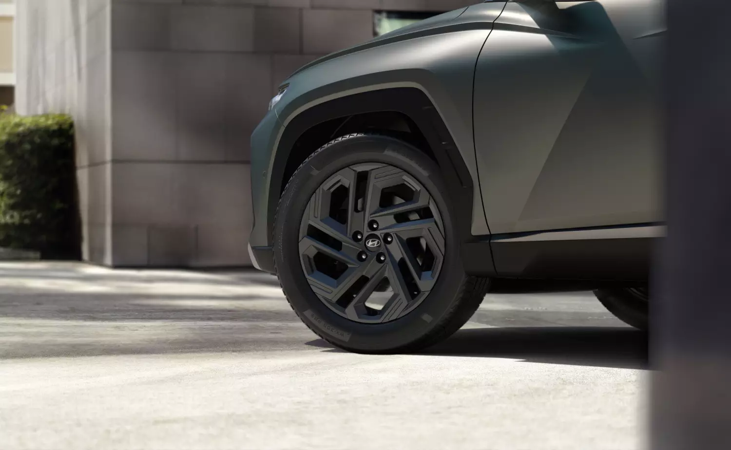Hyundai Tucson przynależy do SUV-ów segmentu C, a jego konkurenci to między innymi bliźniacza konstrukcyjnie Kia Sportage