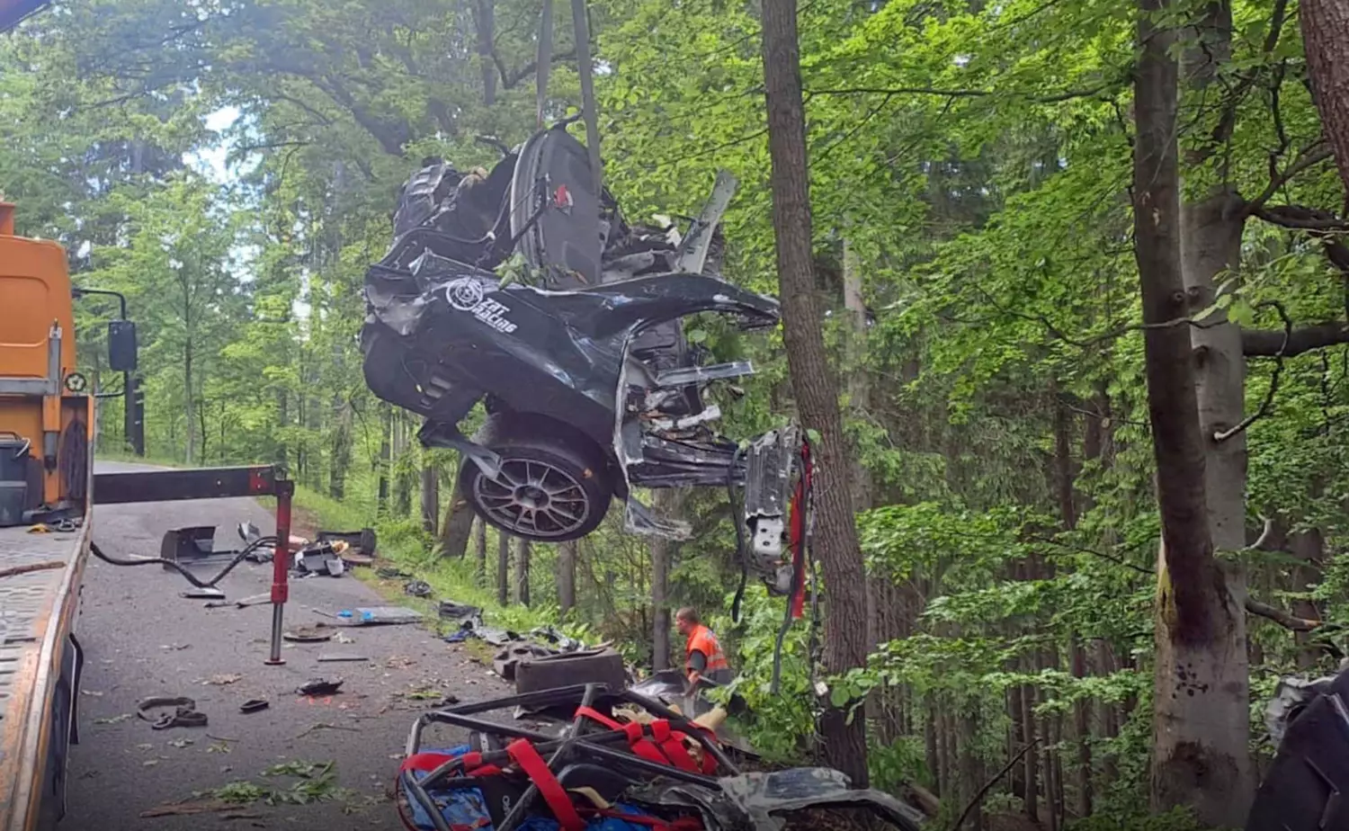 Mitsubishi rozpadło się na drzewie